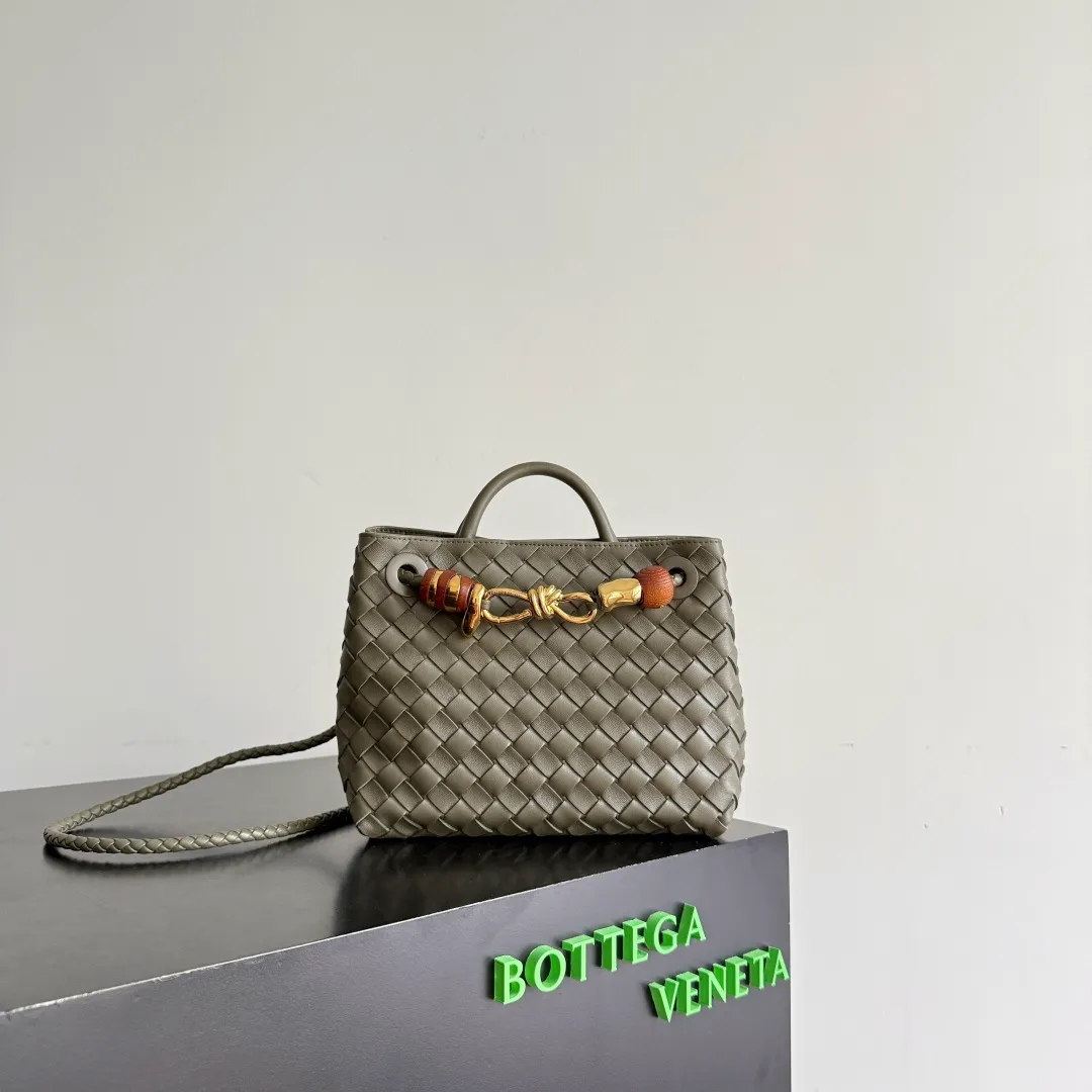 The new Andiamo batch of 3060 BV is shipped‼ ️The classic intercciato weaving process is used to create a soft bag, the metal knot is made of micro-cast aluminum using jewelry technology🪢, and the decorative beads are made of metal and hand-polished oak, allowing you to jump repeatedly between elegance and fun💃, making it unpredictable. Classic and versatile, it shows off your temperament, and the bag has a large capacity, making it very convenient for daily commuting! It has a variety of carrying methods, the shoulder straps can be adjusted by yourself, the original lambskin feels soft and delicate, and the unisex style breaks gender boundaries and brings a more practical and long-lasting use experience. The Andiamo, which has both elegant and casual styles, perfectly interprets the "fashionable old money style". Style number: 743568+wood hardware Color: cypress green Size: 25*22*10.5cm